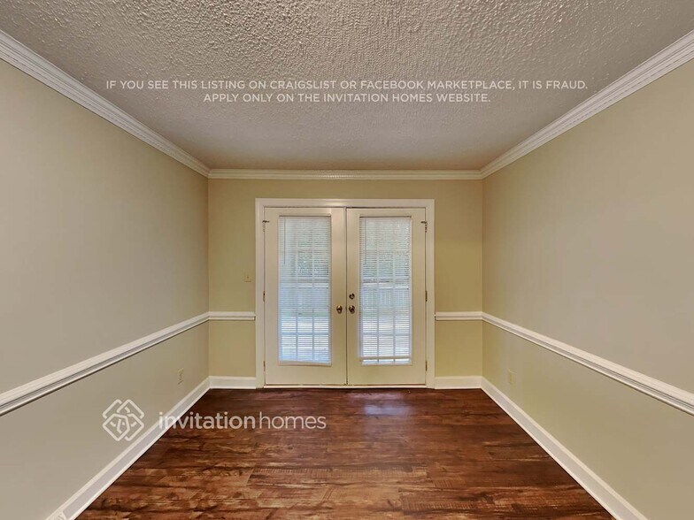 Building Photo - 10225 Woodview Cir