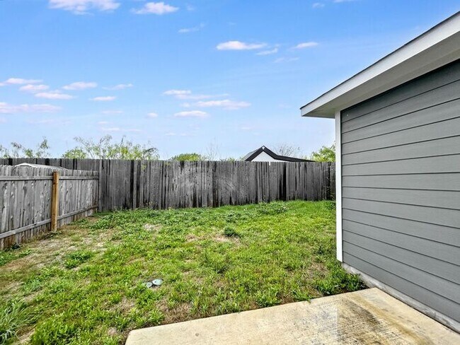 Building Photo - 3-Bedroom Home in a Quiet Neighborhood wit...