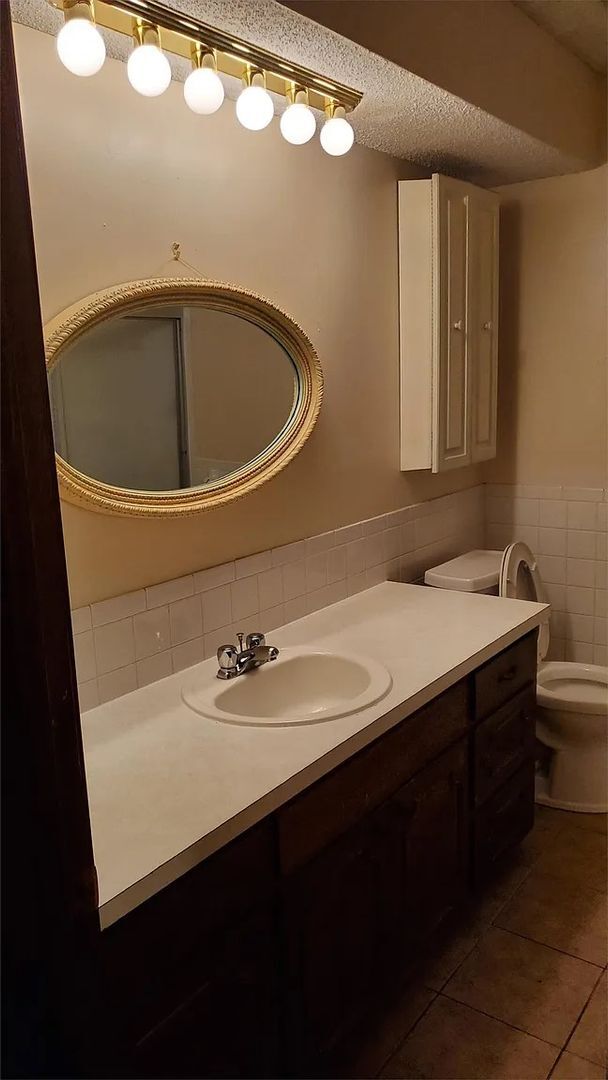 Building Photo - 3 Bedroom, 2 Bathroom Close To Everything!
