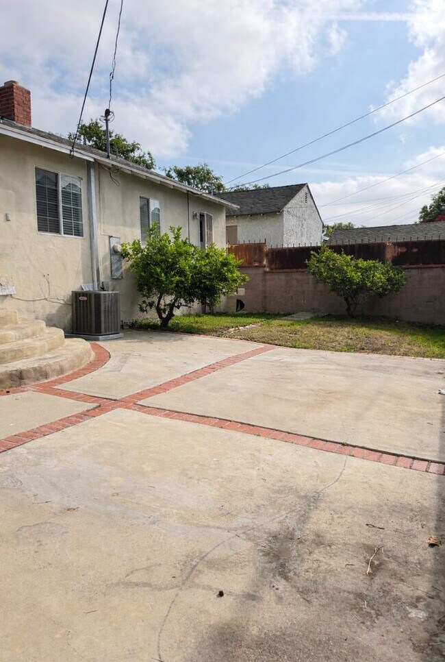 Building Photo - 2540 Hudspeth St