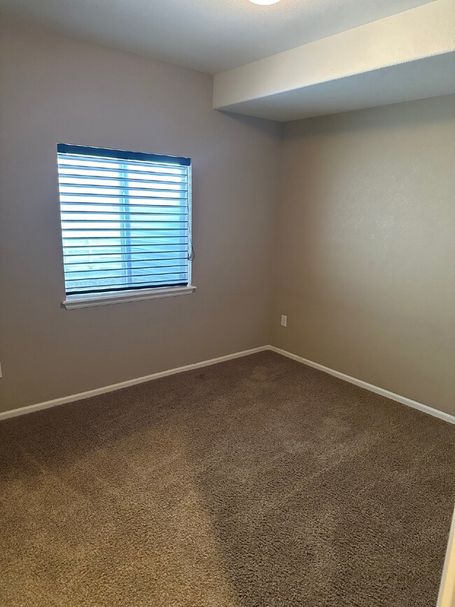 Building Photo - "Spacious 5-Bedroom Home in Thornton with ...