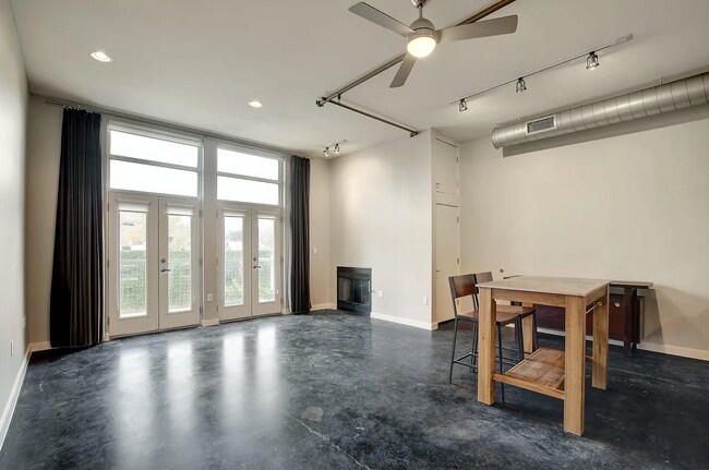 Building Photo - 1601 E Cesar Chavez St