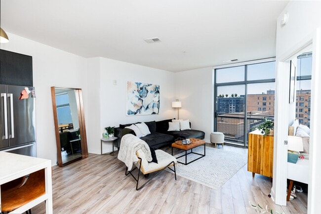 Building Photo - Spacious PENTHOUSE unit has it all! Light filled 1BR/1BA + DEN condo