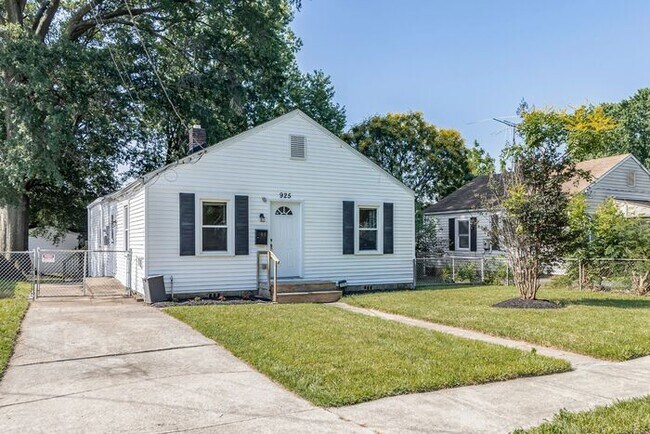 Building Photo - Charming 3 Bed 1 Bath Home Available Immed...