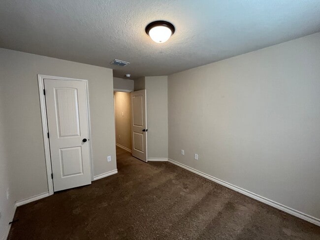 Building Photo - 6866 Lakeview Dr.
