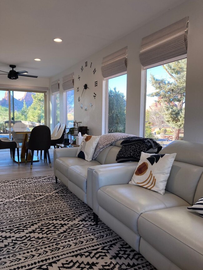 Building Photo - Gorgeous, modern, remodeled, furnished ren...