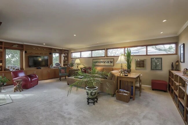 Building Photo - 15470 Oak Hills Dr
