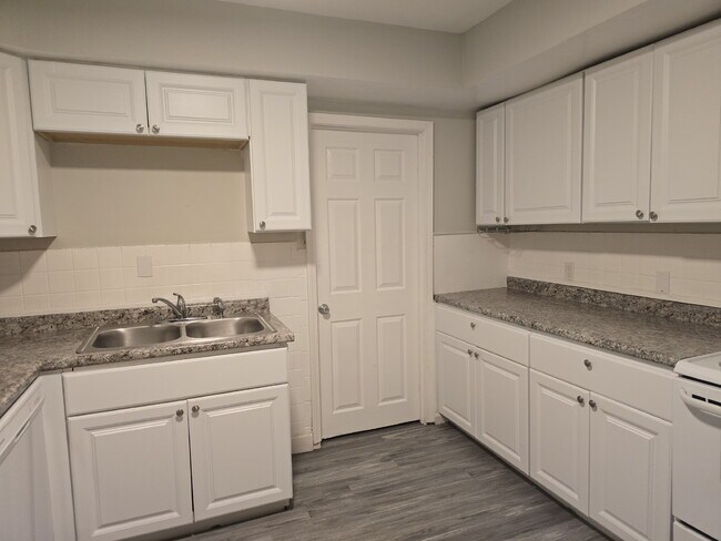 Building Photo - Spacious and Comfortable Living on Buddie Avenue