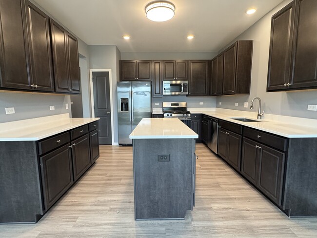 Building Photo - 15030 W Cyrus Dr