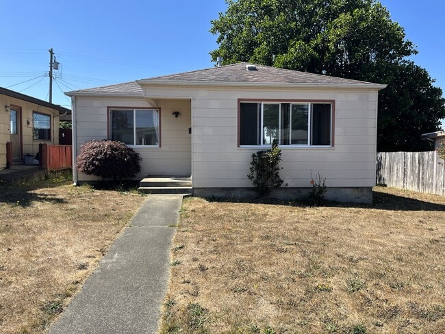 Building Photo - Pet-Friendly 2/1 Eureka Home With Large Ya...