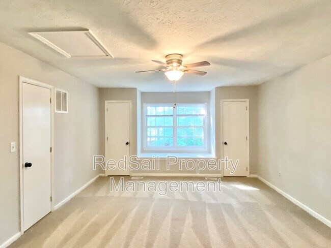 Building Photo - 384 Kinsmen Way