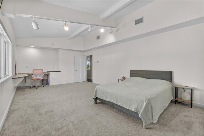 Building Photo - 3824 Gaines Dr