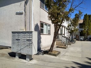 Building Photo - 212 NE 3rd Ave
