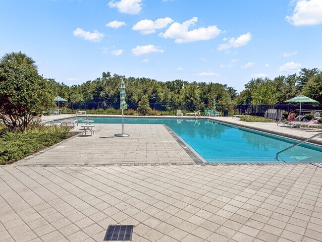 Building Photo - "Spacious 4-Bed Oasis with Granite Charm in Lutz!"In a gated community with 2 Cars garage