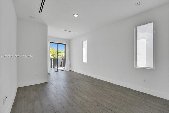 Building Photo - 3465 SW 3rd Ave