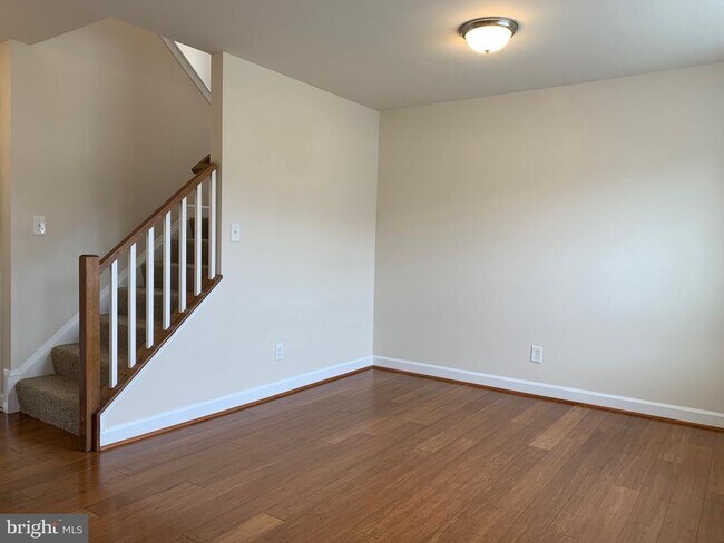 Building Photo - 6907 Lunette Ln