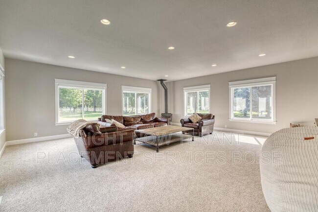 Building Photo - 1646 N Chaucer Way