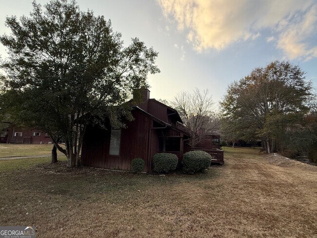 Building Photo - 20 Fairway Ln