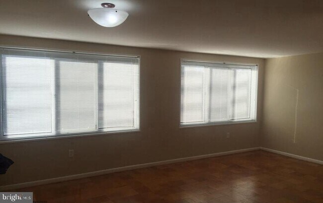 Building Photo - 10201 Grosvenor Pl