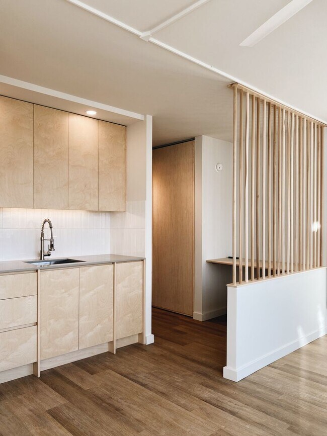 Building Photo - Renovated Studio - Utilities INCLUDED Avai...