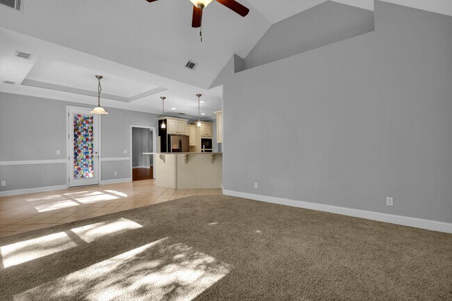 Building Photo - AVAILABLE LATE JULY 2025 (PET FRIENDLY)