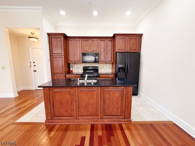 Building Photo - 33 Forest Ave