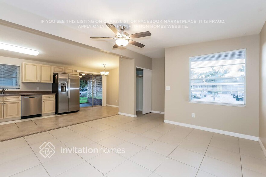 Building Photo - 1110 E Camellia Dr