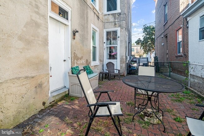 Building Photo - 204 Ripka St