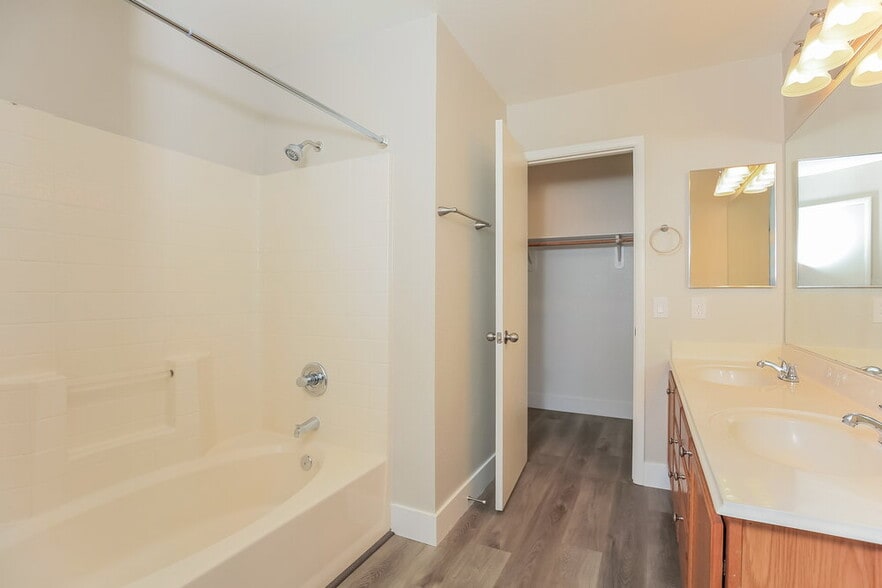 Building Photo - 7933 Hollow Pine St