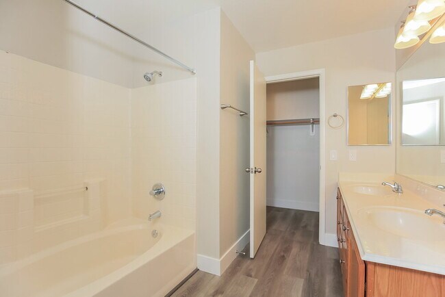 Building Photo - 7933 Hollow Pine St