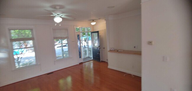 Building Photo - RENT SPECIAL! 4 BR / 3.5 BA Gorgeous Townhouse close to James River