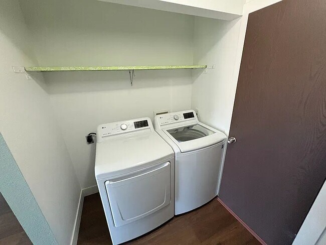 Building Photo - 2 Bedroom 2 Bath Condo in Salt Lake City!