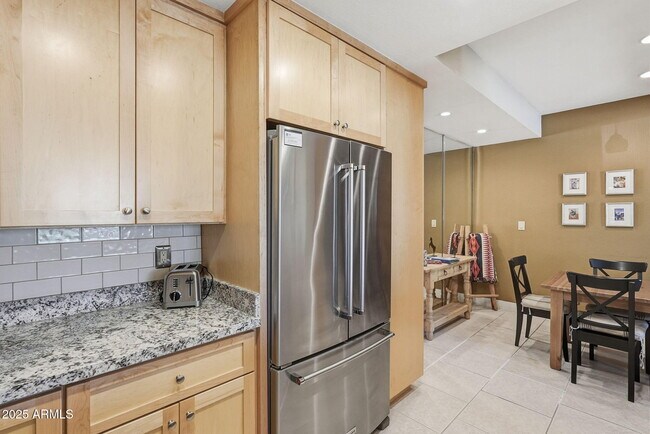 Building Photo - 9708 E Vía Linda