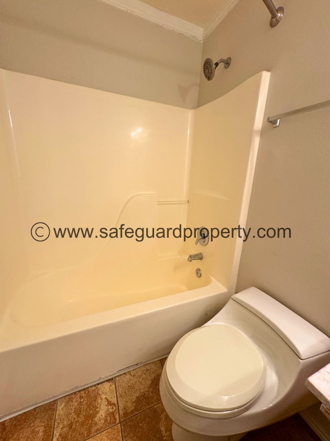 Building Photo - Modern Townhome in Gated Community