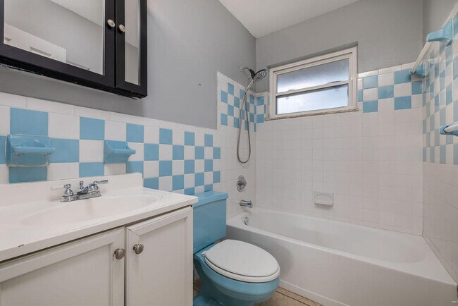 Building Photo - 917 SE Nassau Ave