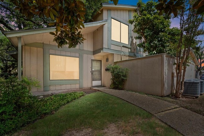 Building Photo - 901 Silver Quail Ln