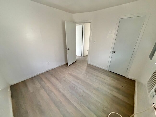 Building Photo - 2 bed home for rent