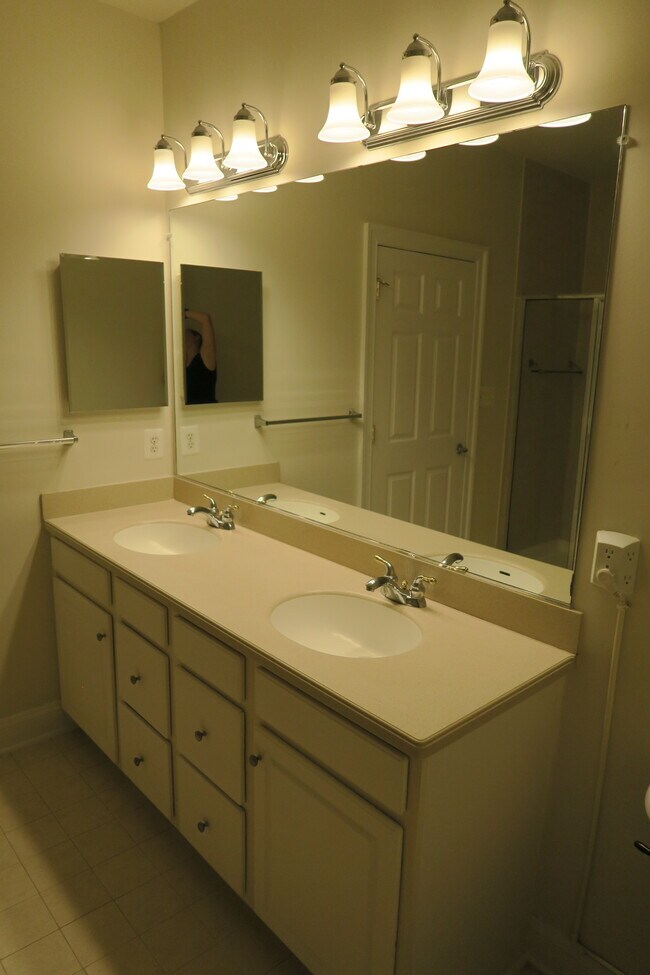 Building Photo - 315 King Farm Blvd