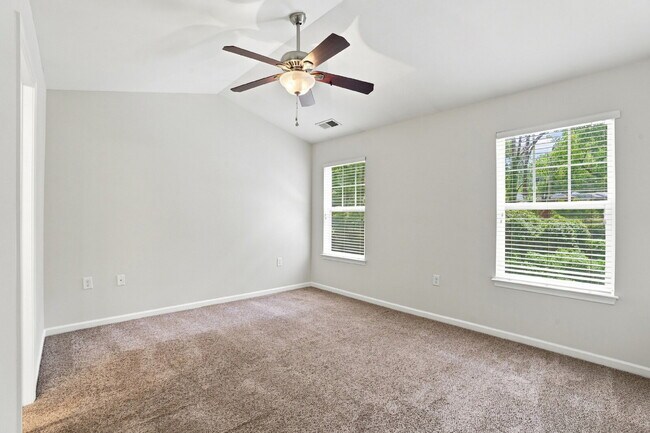 Building Photo - Spacious End Unit Townhome!