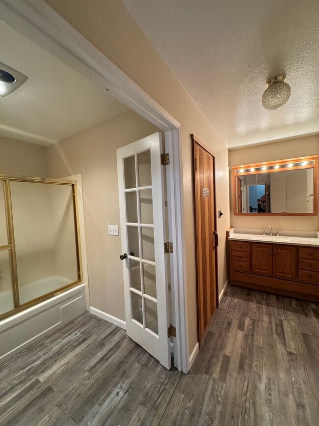 Building Photo - Stunning 2 bedroom townhouse