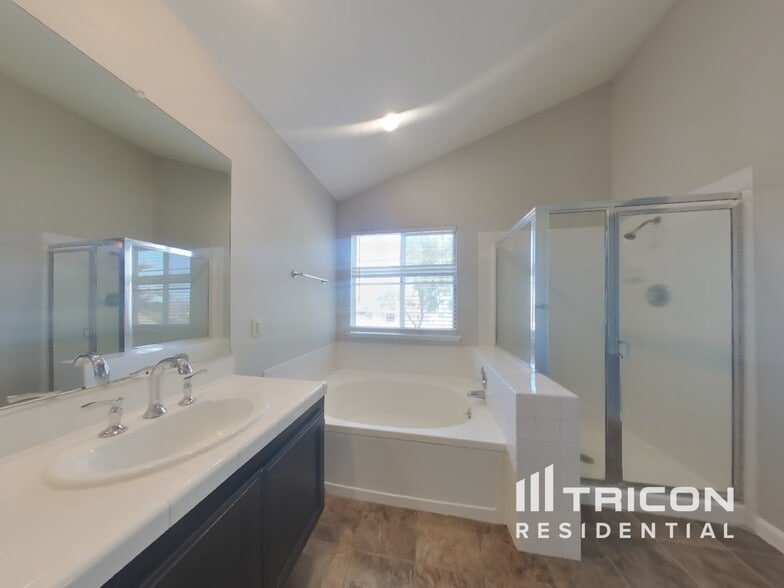 Building Photo - 4684 Cove Ln