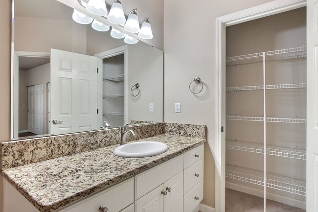 Building Photo - 1451 Thompson Cir