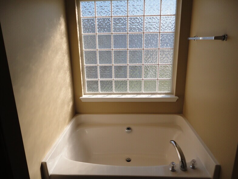 Building Photo - 3227 Enchanting Way