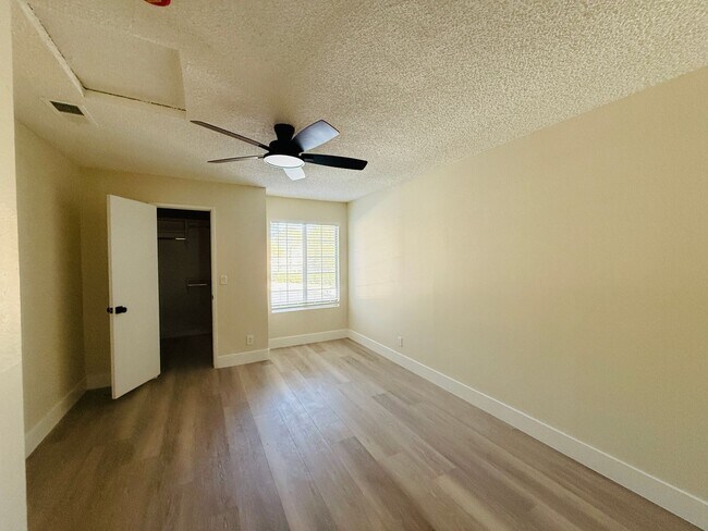 Building Photo - Fantastic Guard-Gated Condo – Available Soon!