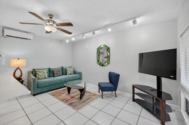 Building Photo - 2624 NE 30th Pl