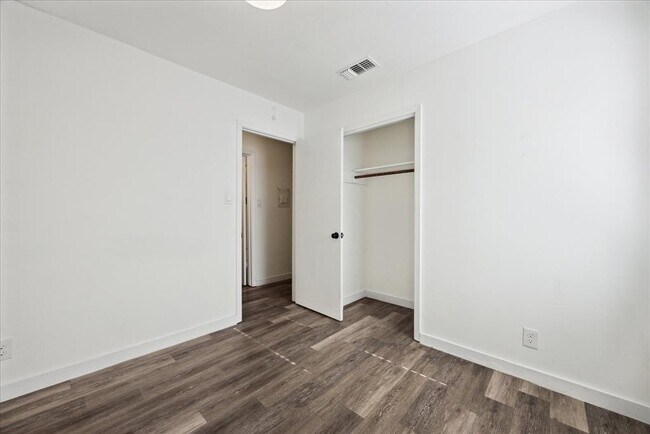 Building Photo - 300 Tilbury Ln