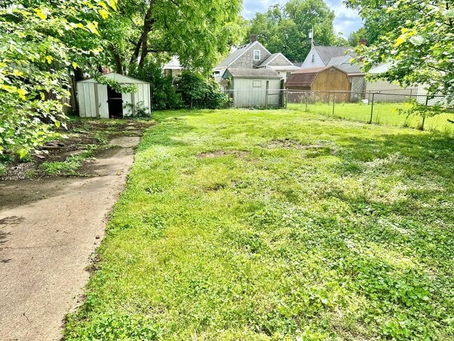 Building Photo - 3b /1 ba House on Berry Blvd - Fenced, Basement, Pets OKAY!
