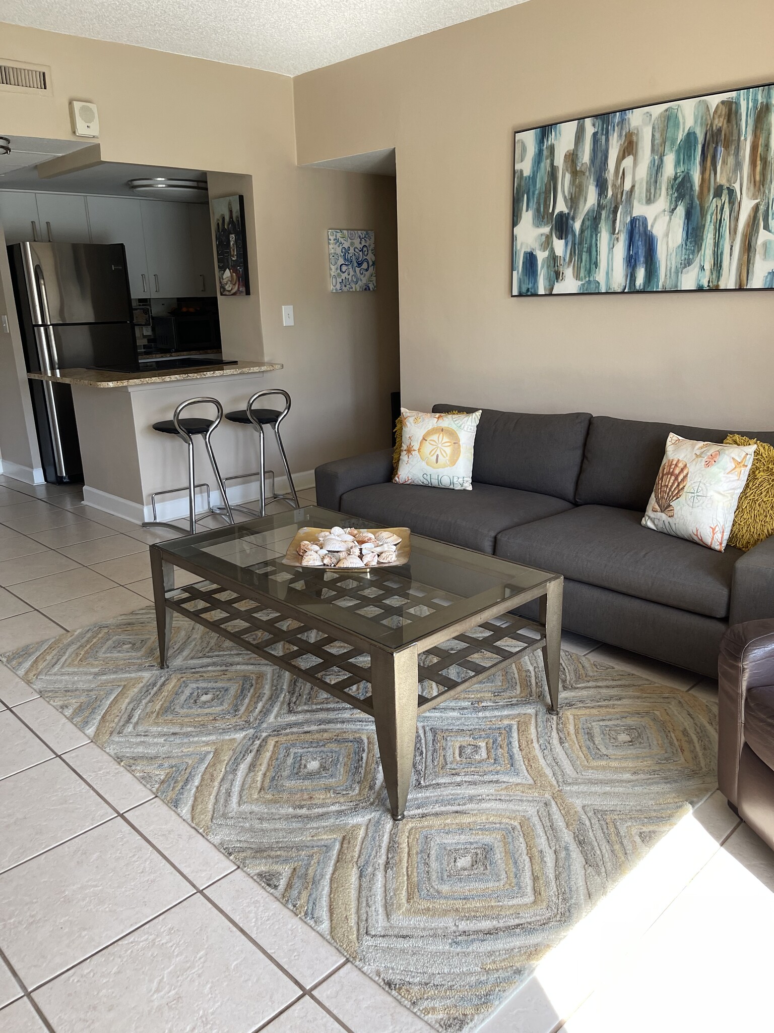 Tastefully decorated - 880 Mandalay Ave