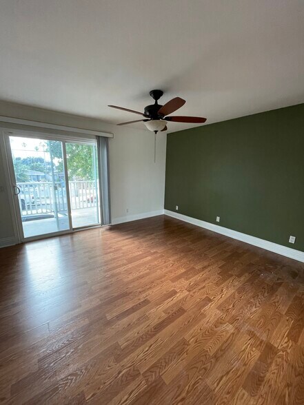 primary bedroom with balcony - 631 7th St
