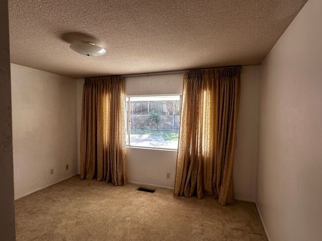 Building Photo - HOUSE